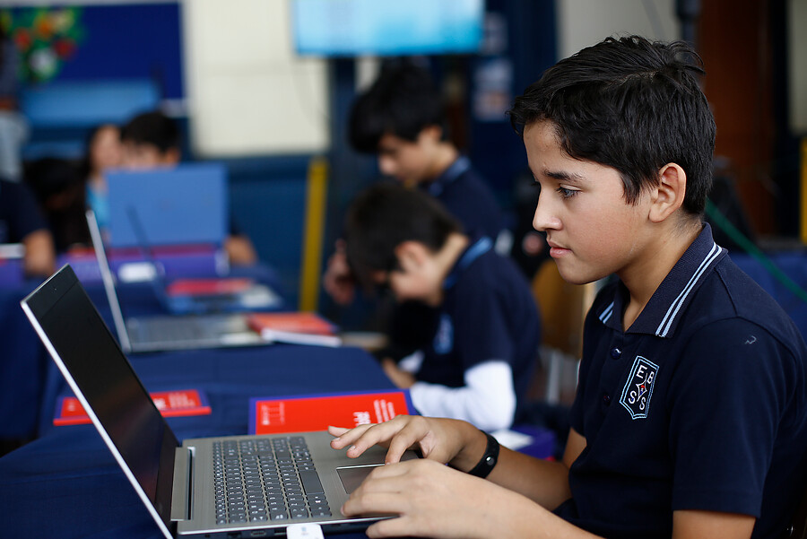 Niño frente a un computador entregado por la beca TIC