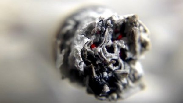 Cigarro mirado de cerca.
