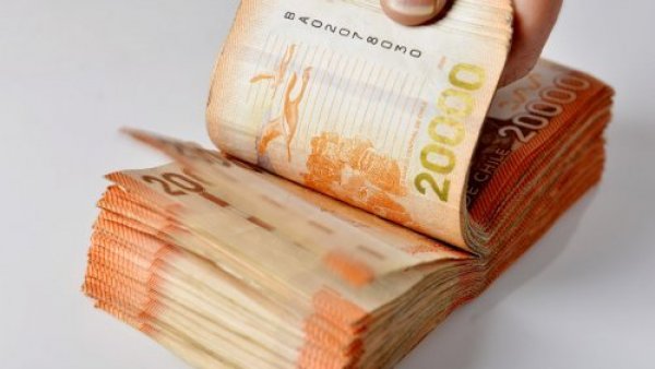 Fajo de billetes de 20 mil pesos siendo contado.