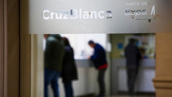 Personas en sucursal de Isapre