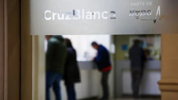 Personas en sucursal de Isapre