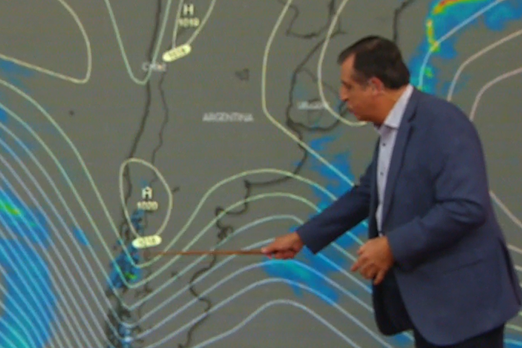 Iván Torres entregando el pronóstico del tiempo.