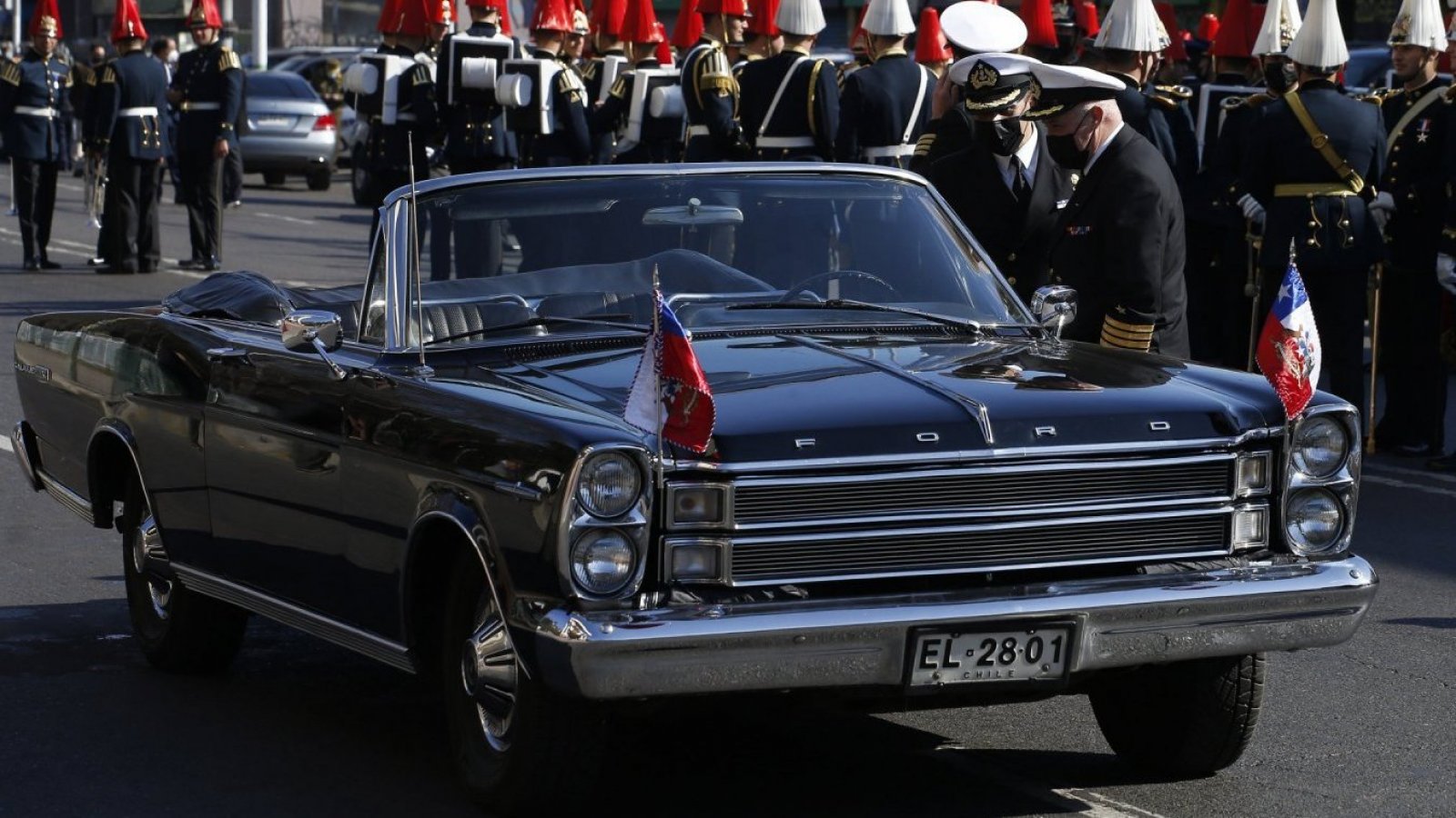 Ford Galaxie estacionado.