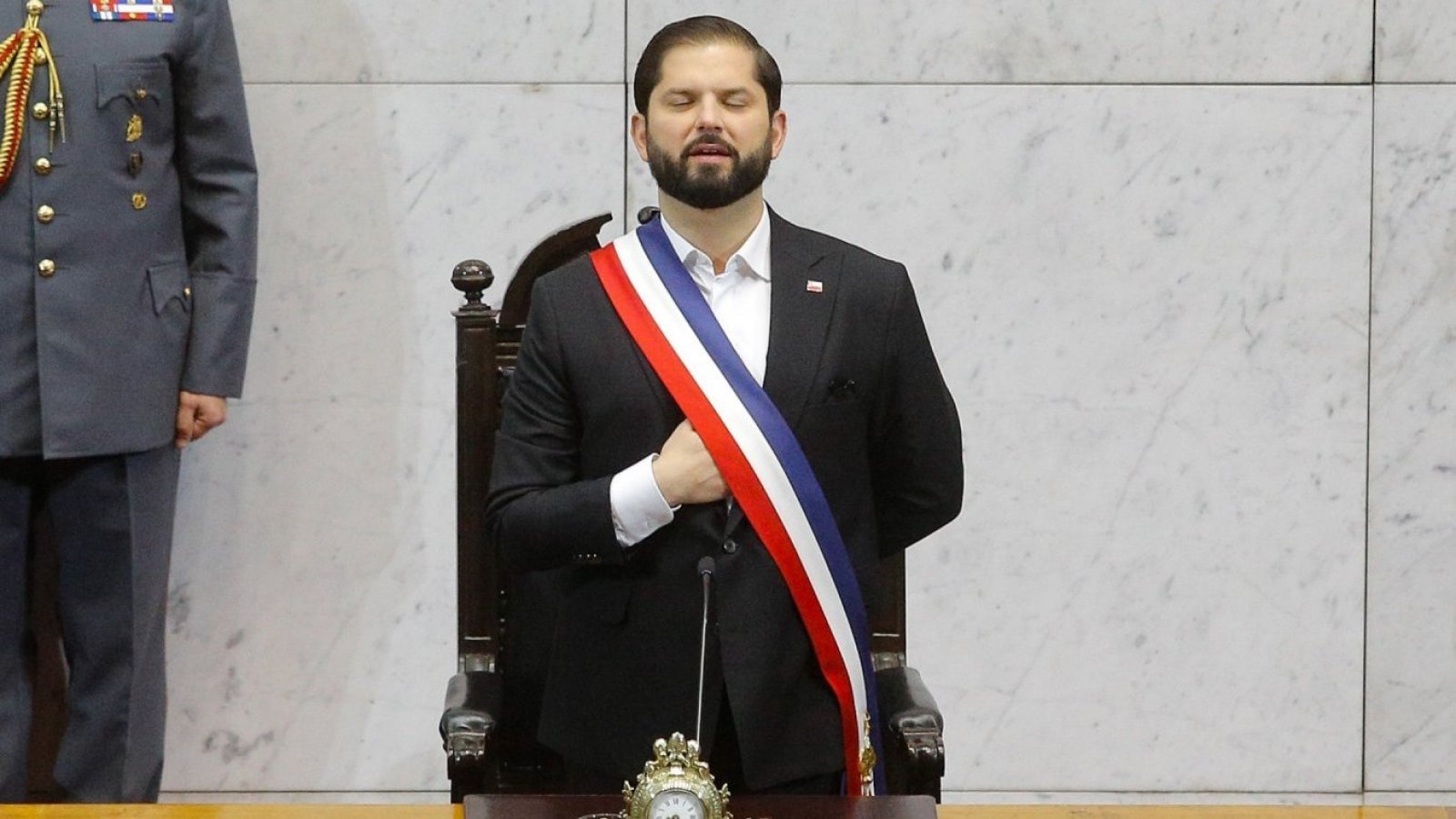 Presidente Gabriel Boric en la Cuenta Pública 2023 entonando el himno nacional.