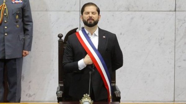 Presidente Gabriel Boric en la Cuenta Pública 2023 entonando el himno nacional.