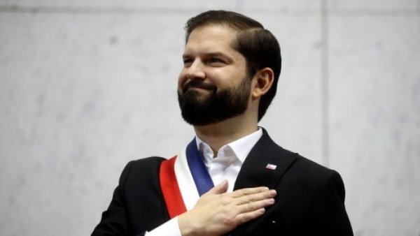 Presidente Gabriel Boric con la banda presidencial.