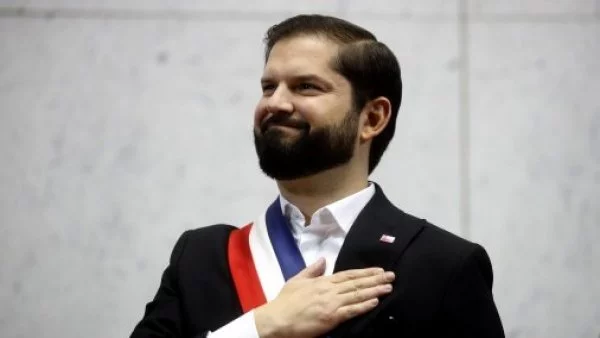 Presidente Gabriel Boric con la banda presidencial.
