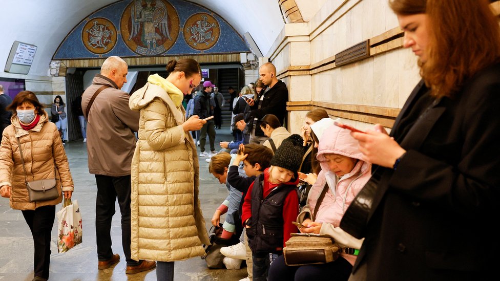 La gente usa las estaciones de metro de Kiev como refugio durante las alertas de ataques aéreos