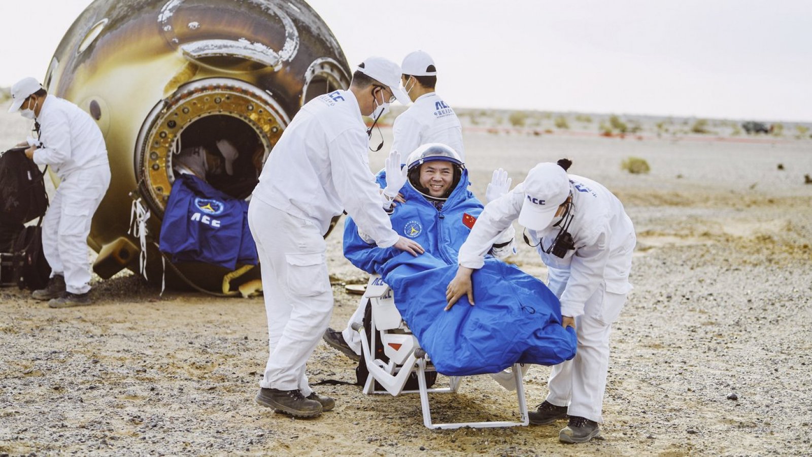 Astronauta chino tras llegar a la Tierra.