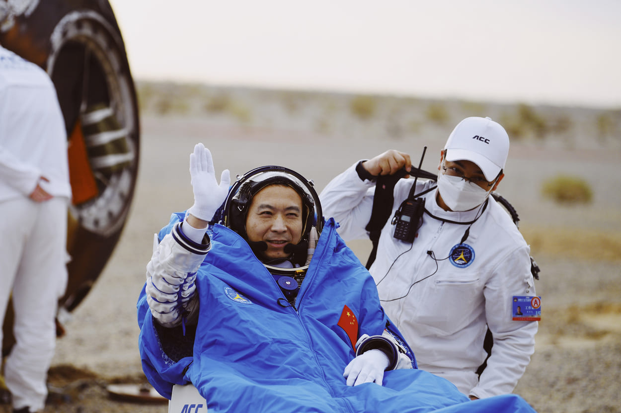 Astronauta chino tras llegar a la Tierra