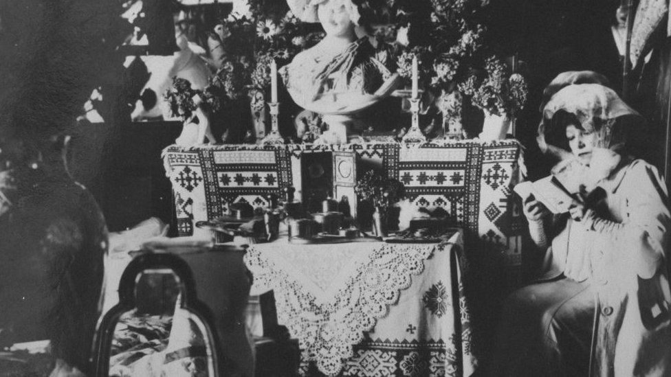 Sarah Bernhardt en los años finales de su vida en su "fuerte" en la isla de Belle Ile, Bretaña