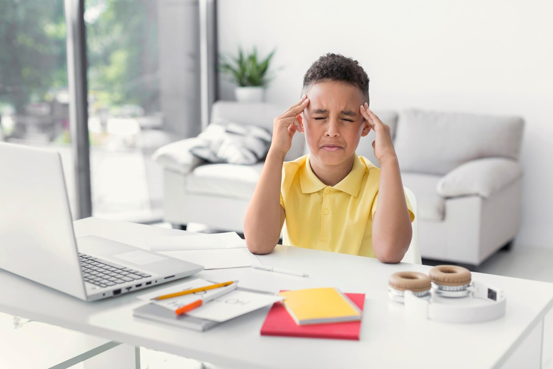 Niño con TDAH con dificultades para concentrarse