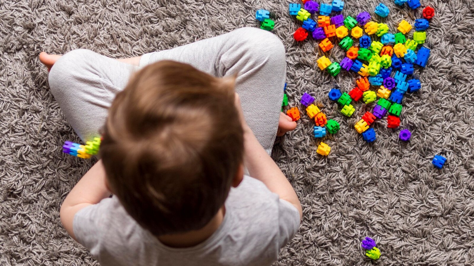 Niño jugando con piezas de colores