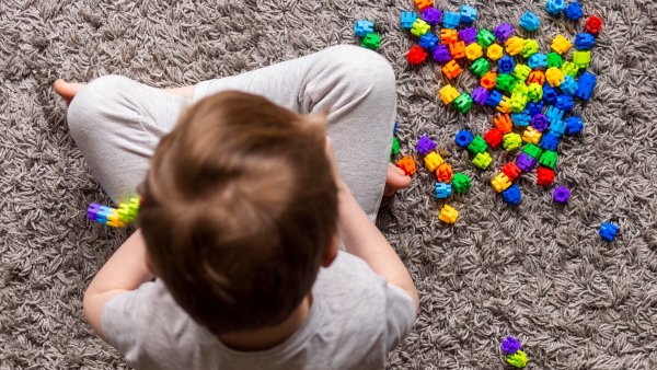 Niño jugando con piezas de colores