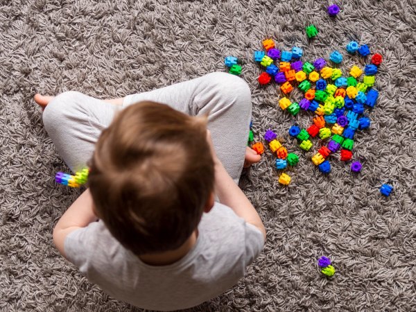 Niño jugando con piezas de colores