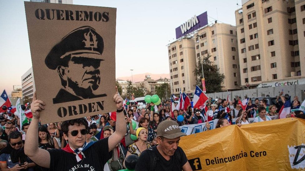 Un seguidor de Pinochet se manifiesta reclamando "orden" en el país.