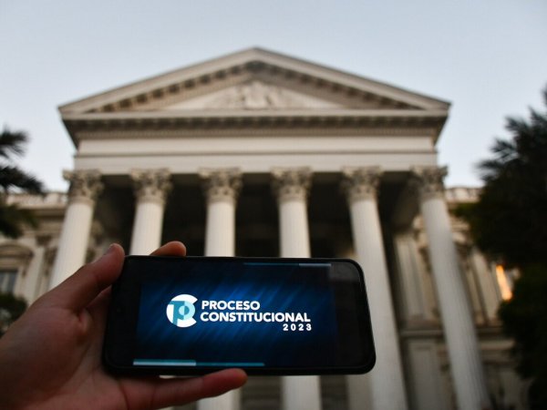 Teléfono con el logo del Proceso Constitucional en el frontis del Congreso Nacional de Santiago,