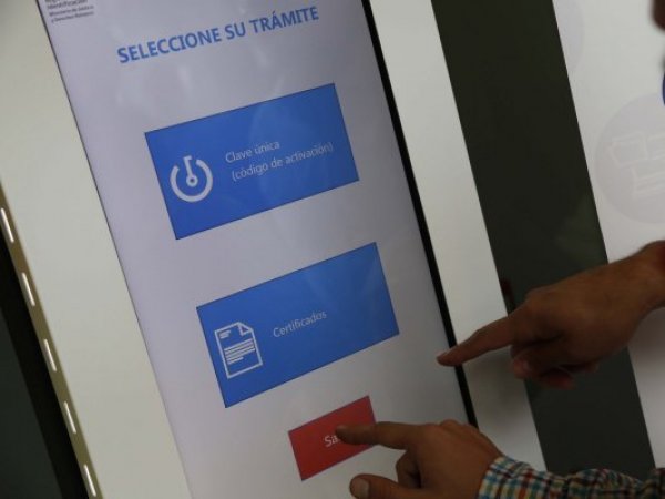 Personas presionando una pantalla para sacar su Clave Única.