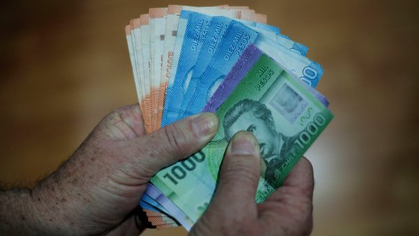 Manos sujetando billetes.