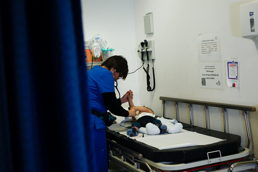 Niño con virus sincicial en una camilla de hospital