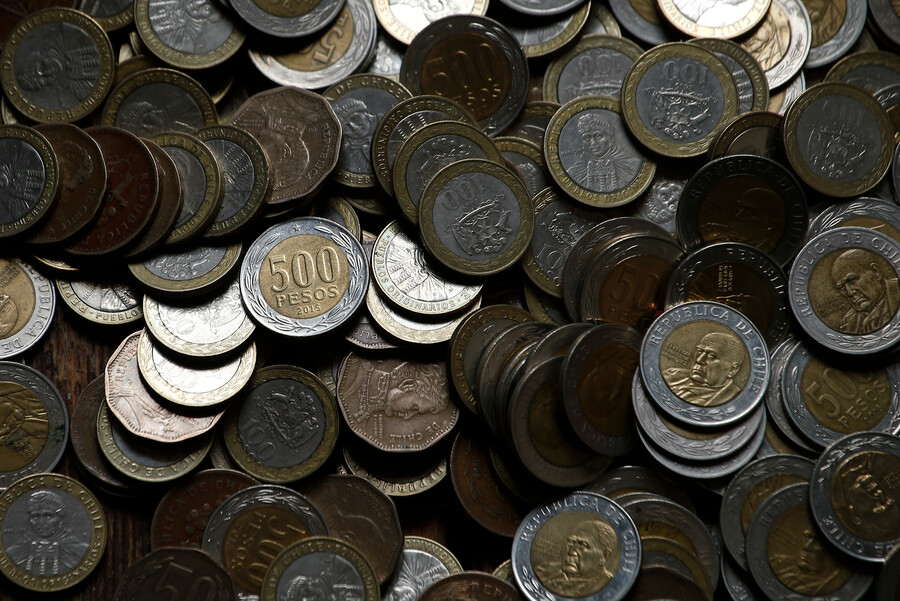 Monedas en una mesa