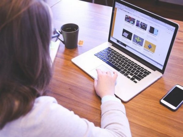 Mujer revisando su computador.