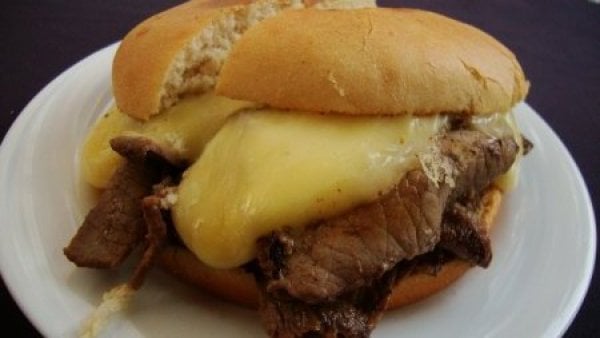 Día del Barros Luco. Pan con carne y queso.