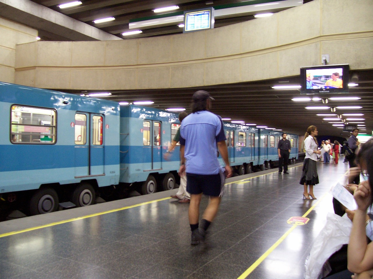 Personas caminando por una estación de Metro.