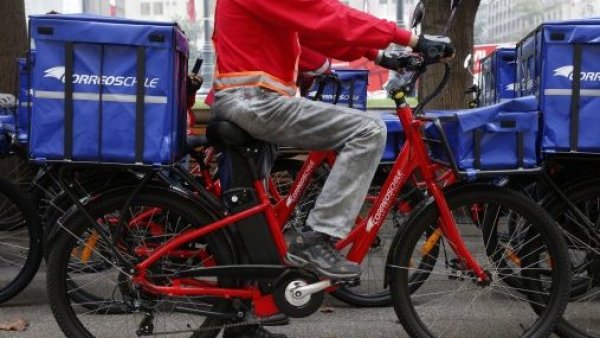Cartero de CorreosChile en bicicleta.