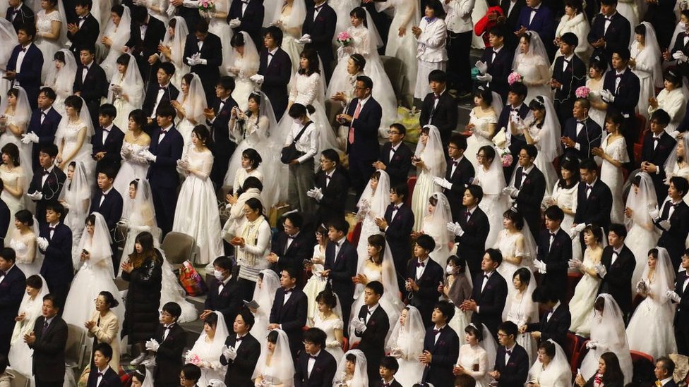 Decenas de parejas casándose.