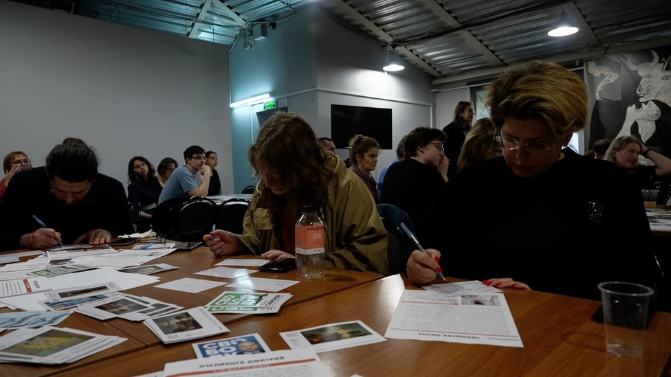 Gente escribiendo cartas