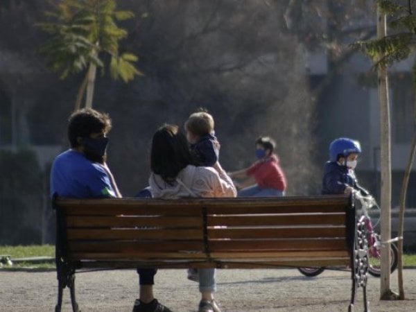 Familia sentada en una banca.