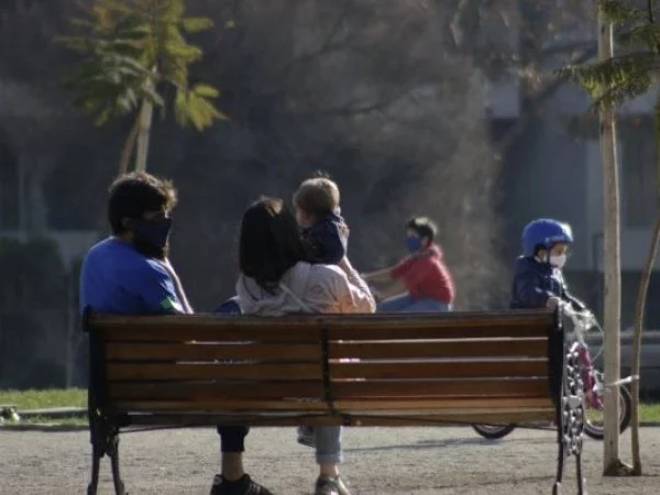 Familia sentada en una banca.