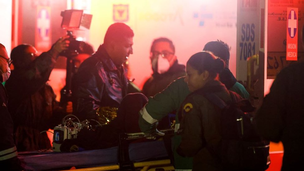 Uno de los niños sobreviviente del accidente es transportado en una camilla después de llegar desde San José del Guaviare a la base aérea militar de CATAM, en Bogotá.
