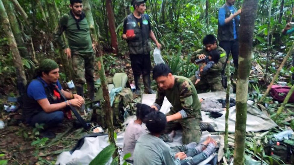 Imagen de los militares cuando encontraron a los niños en Colombia.