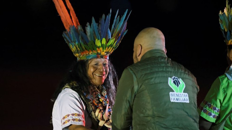 Un miembro de la comunidad indígena Taita en la base aérea militar de CATAM, en Colombia, el día en que fueron rescatados los menores perdidos en la selva.