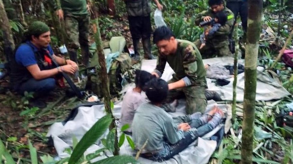 Militares con los niños en la selva de colombia