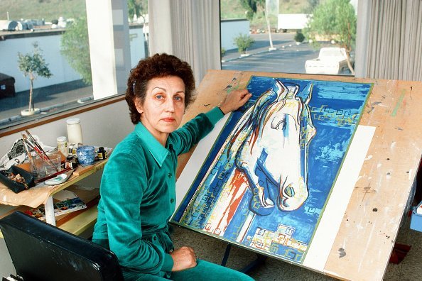 Françoise Gilot posa con una pintura suya
