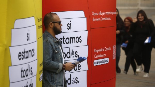Persona promocionando los mecanismos de participación ciudadana del proceso constituyente