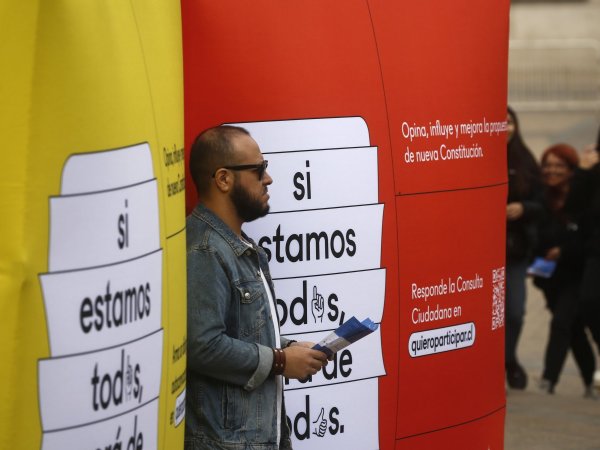 Persona promocionando los mecanismos de participación ciudadana del proceso constituyente
