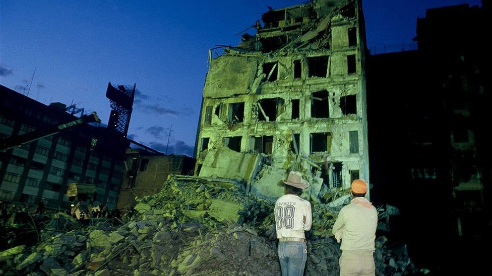 Escombros y edificio destruido en Ciudad de México tras el terremoto del 19 de septiembre de 1985.
