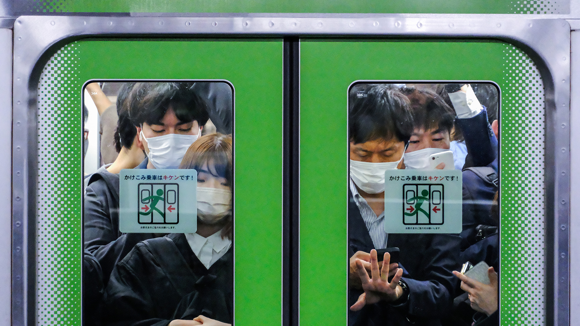 Un tren de Tokio abarrotado