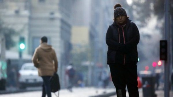 Persona en el frío de la mañana.