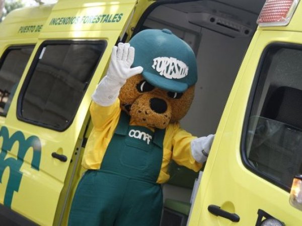 Forestín saludando y bajando de un vehículo de Conaf.