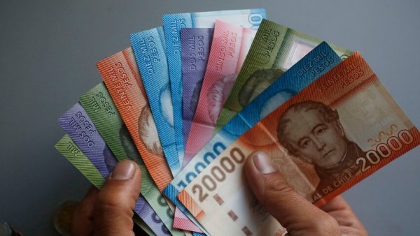 Mano sujetando billetes