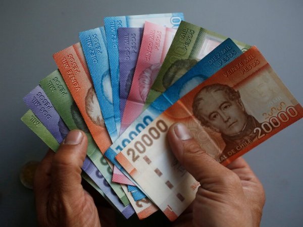 Mano sujetando billetes