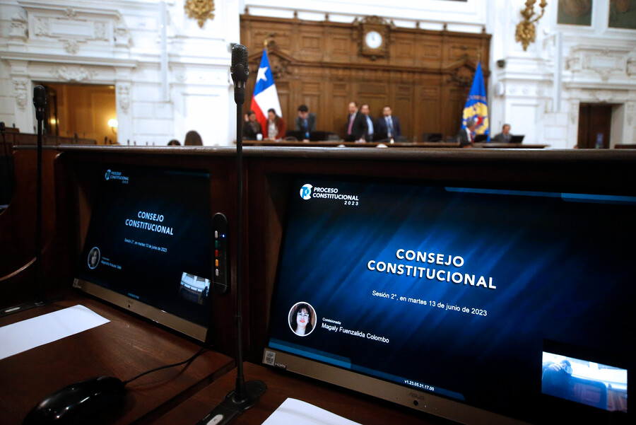 Computador con fondo de pantalla del proceso constitucional