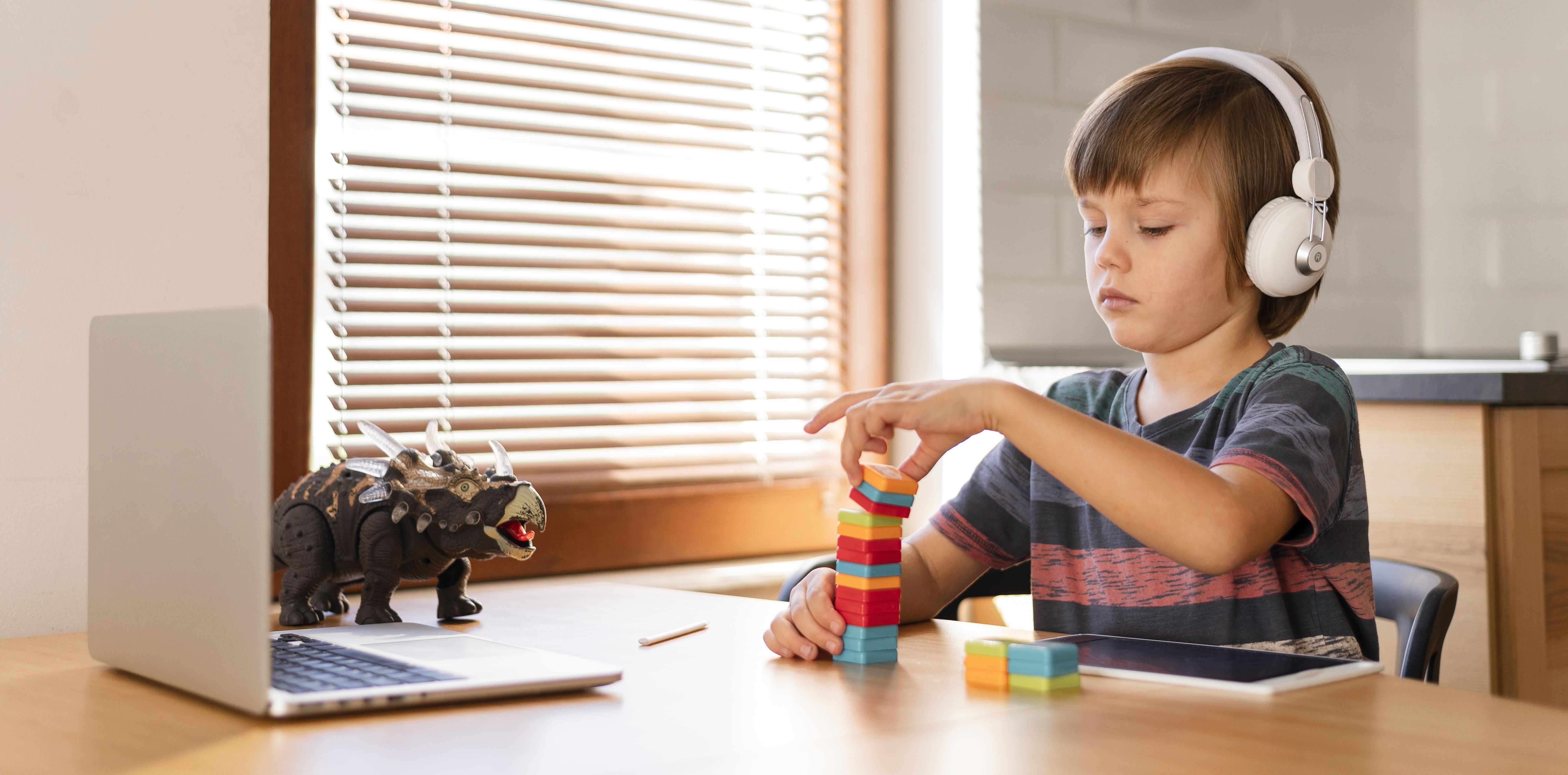 Niño jugando con bloques 