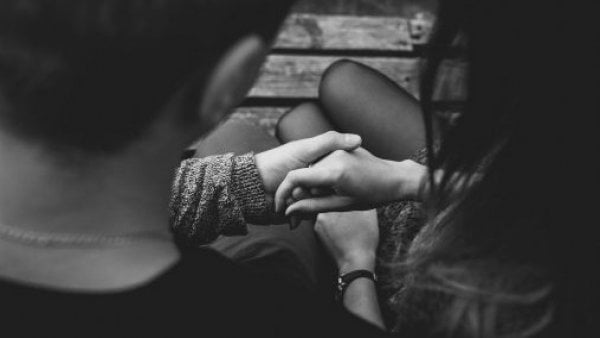 Pareja tomándose de la mano.