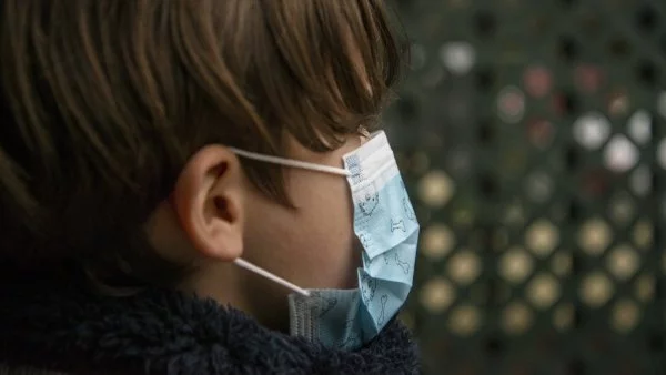 Niño ocupado mascarilla